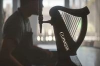 Guinness prepara el &aacute;nimo para celebrar San Patricio