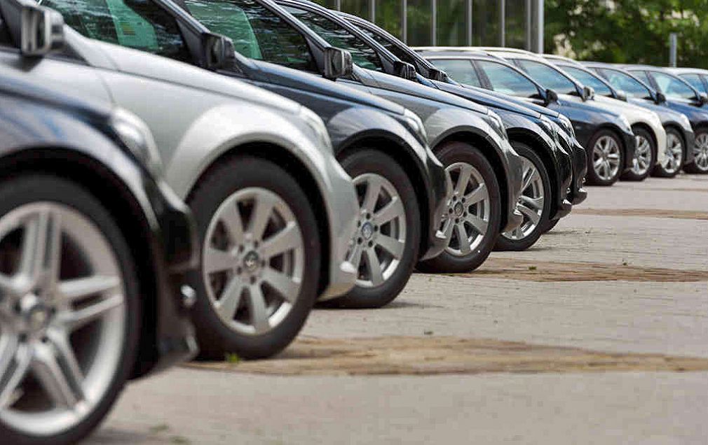 Automóviles disminuyen caída en sus ventas en agosto