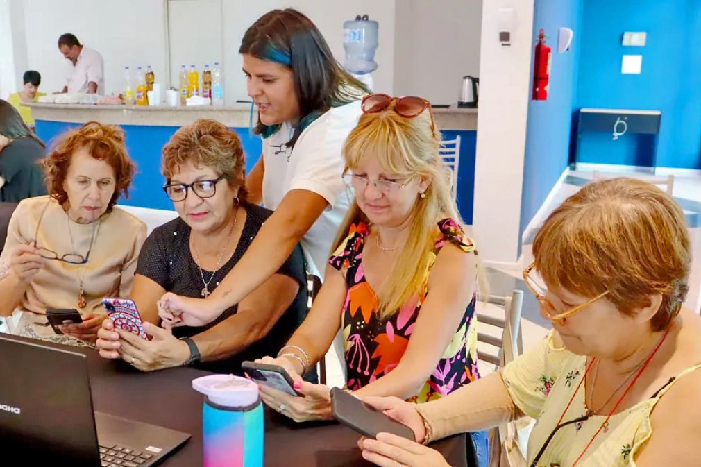 Fondo de Entel para desarrollar habilidades digitales en personas mayores