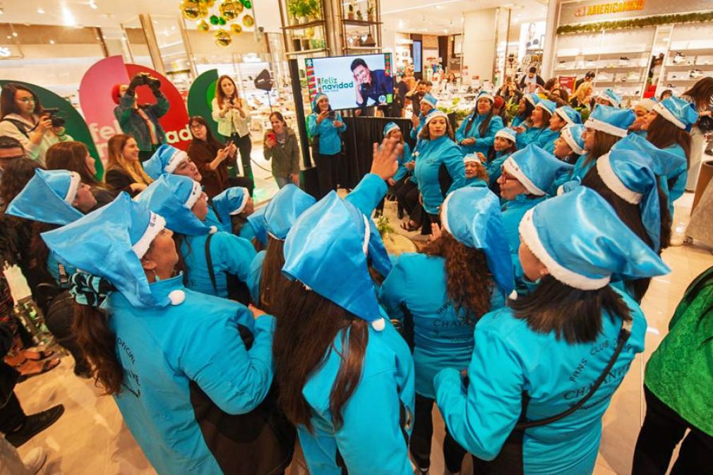 Activación navideña de Falabella y Chayanne