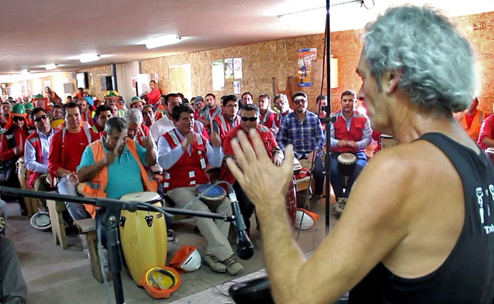 Tambores en plena jornada de la construcción