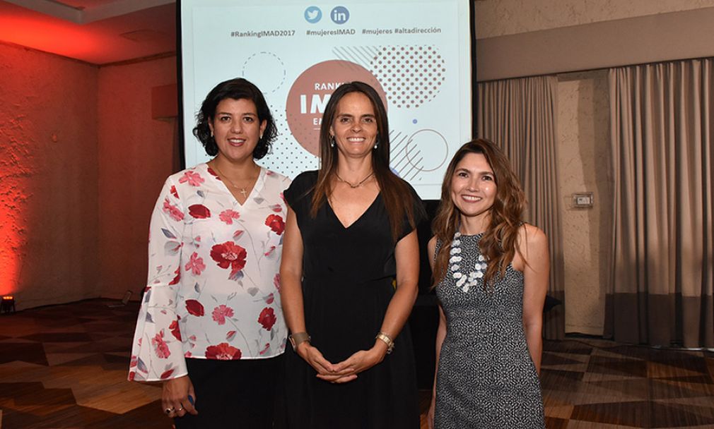 Tania Osorio y Camila Peraldi, de P&G, con Carolina Eterovic, directora ejecutiva Mujeres Empresarias (al centro).
