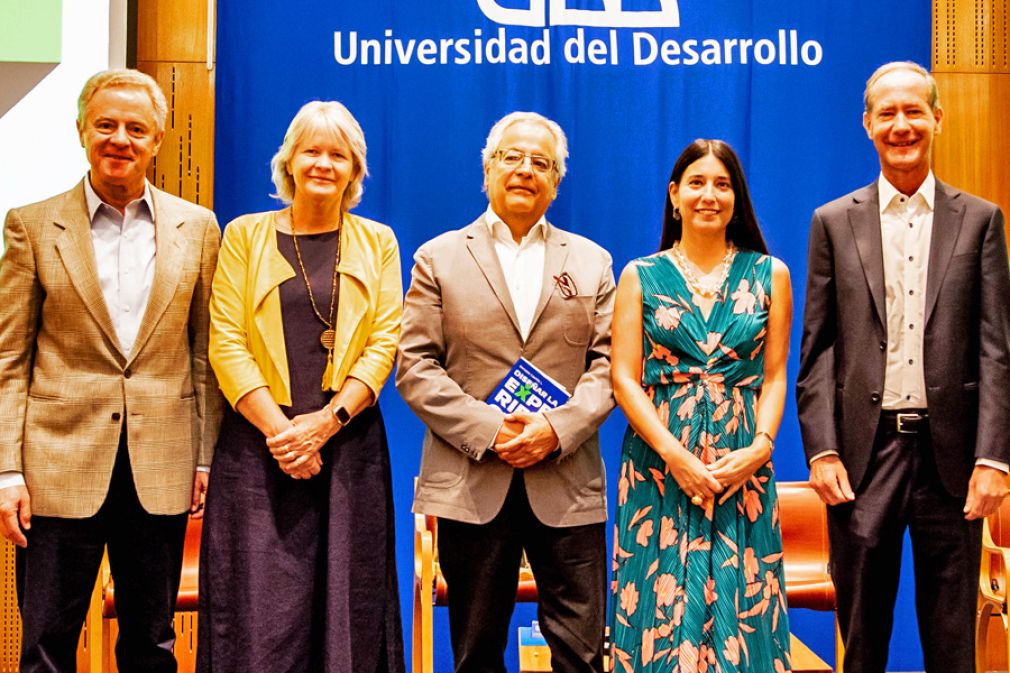 Gonzalo Castillo con el rector Federico Valdés y la decana Alejandra Amenábar, junto a dos autoridades de la UDD