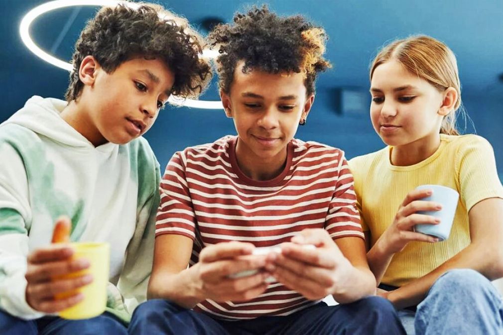 Niños y adolescentes ven el doble de videos online que offline