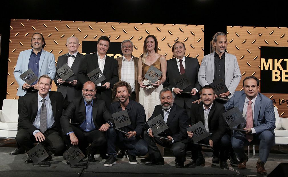Todos los premiados junto a H&eacute;ctor Hermosilla, presidente ejecutivo de Valora