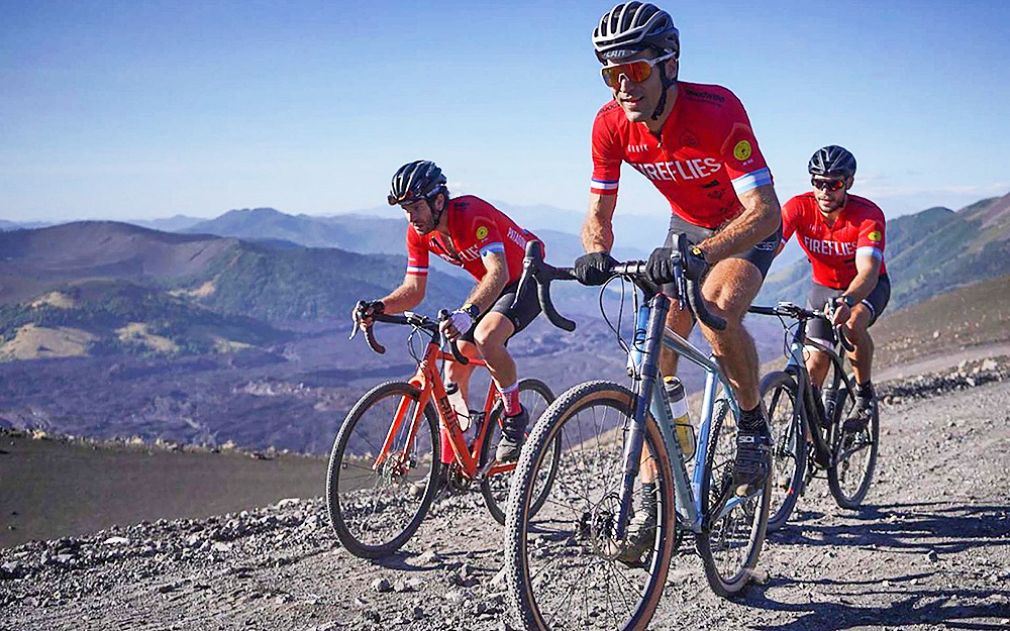 Fireflies Patagonia Araucanía: Cruzada ciclista por el cáncer