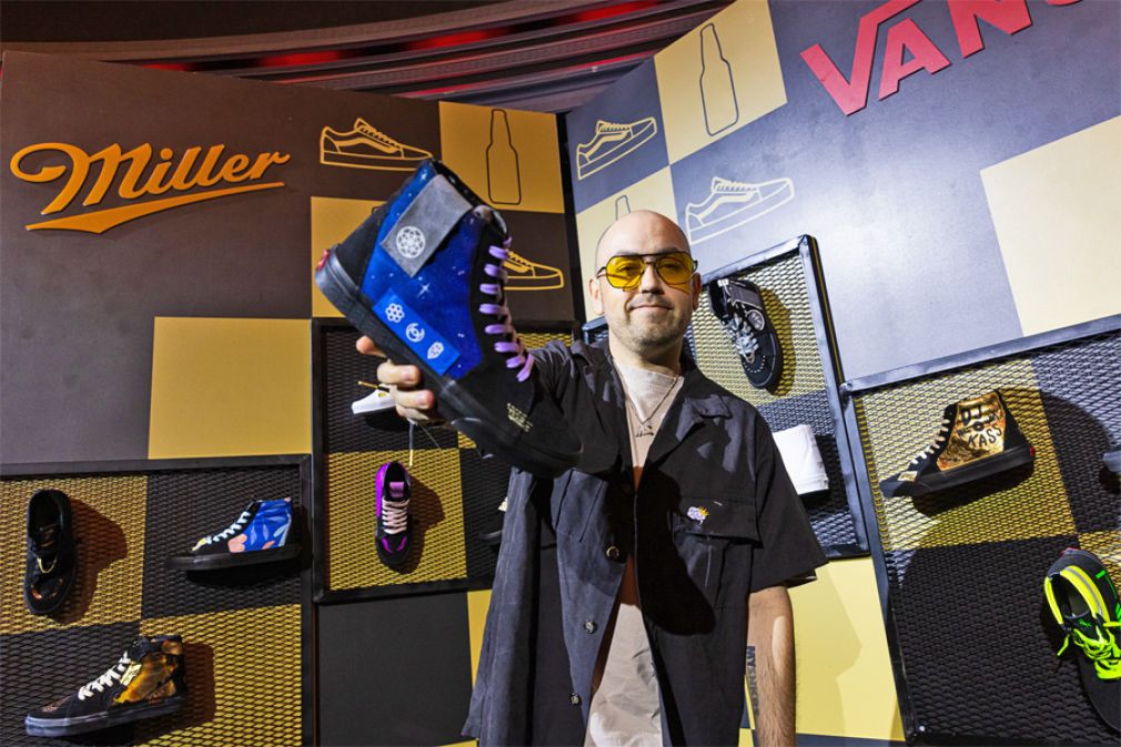 Customización de zapatillas patrocinada por Miller